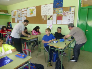 Papiroflexia en un aula del Centro Pablo Picasso de Valladolid