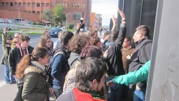 La seguridad de la Universidad impidió a la mayoría de jóvenes acceder al acto progagonizado por Diego.